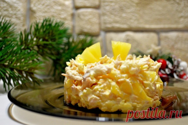 Салат с ананасами, курицей и грецкими орехами Ингредиенты:Куриное филе - 300 г Ананасы консервированные - 150 г Орехи грецкие - 100 г Сыр твердый - 70 г Яйца - 2 шт Кукуруза консервированная - 150 г Майонез - 2 ст.л. Соль и перец по вкусуПриготовление:1. Отварить куриное филе в подсоленной воде (...
