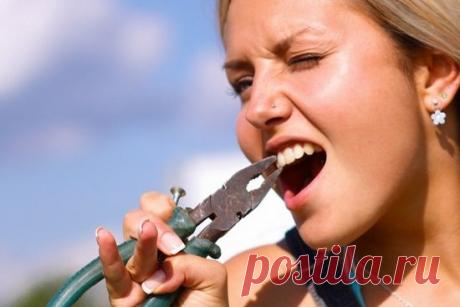 Как избавиться от зубной боли народными средствами

1. Ледяной компрес, полоскание ледяной водой.
В зависимости от типа зубной боли, например если у вас зубная боль из за гиперчувствительности, то этот метод не самый лучший вариант. Если же ваши зубы не очень чувствительны к холоду то это может быть эффективным средством против зубной боли. Зубная боль не связанная с чувствительностью обычно указывает на инфекцию, и лед в этом случае может стать хорошим помошником.

При ис...