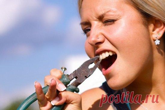 Как избавиться от зубной боли народными средствами

1. Ледяной компрес, полоскание ледяной водой.
В зависимости от типа зубной боли, например если у вас зубная боль из за гиперчувствительности, то этот метод не самый лучший вариант. Если же ваши зубы не очень чувствительны к холоду то это может быть эффективным средством против зубной боли. Зубная боль не связанная с чувствительностью обычно указывает на инфекцию, и лед в этом случае может стать хорошим помошником.

При ис...