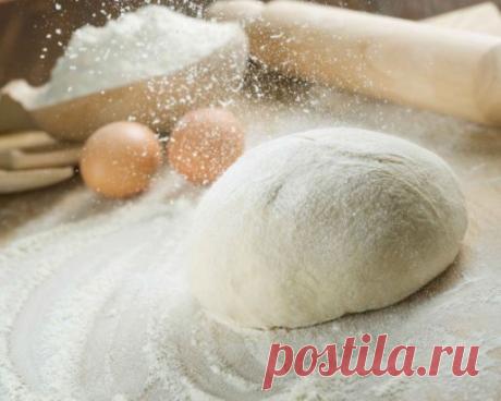 Хитрости для теста!
1. Всегда добавляйте в тесто разведенный картофельный крахмал – булки и пироги будут пышными и мягкими даже на следующий день. Главное условие вкусных пирогов — пышное, хорошо взошедшее тесто: муку для теста необходимо просеять: из нее удаляются посторонние примеси, и она обогащается кислородом.
2. В любое тесто (кроме пельменного, слоеного, заварного, песочного), то есть тесто на пироги, блины, хлеб, оладьи — на пол-литра жидкости добавляйте всегда «жменю» (примерно стол