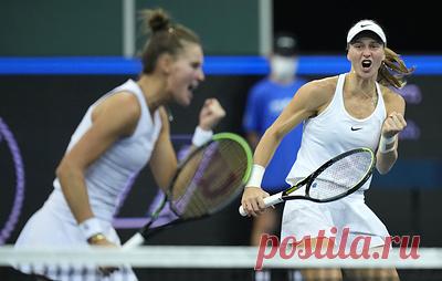 Сборная России по теннису вышла в финал Кубка Билли Джин Кинг. Вероника Кудерметова и Людмила Самсонова в решающей игре полуфинала обыграли Шелби Роджерс и Коко Вандевеге из США