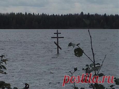 АНТОНИЕВО-ДЫМСКИЙ МОНАСТЫРЬ (пос. Броневик, Бокситогорский р-н), один из древнейших в С.-Петерб. епархии. Основан прп. Антонием Дымским (по одному варианту жития, род. в сер. XII в. и умер в 1224; по другому – жил в 1206-73. В 1997 обитель возобновлена как скит Тихвинского Успенского мон.