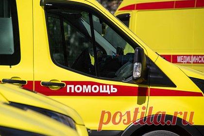 В Подмосковье мужчина устроился разнорабочим и через три дня лишился руки. В подмосковной Кубинке уроженец Узбекистана устроился разнорабочим и через три дня лишился руки. Мужчина в день происшествия находился на улице, где дробил камни в щебенку. Предположительно, он поскользнулся на льду и, пытаясь удержать равновесие, схватился правой рукой за станок.