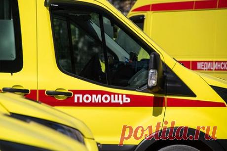 В Подмосковье мужчина устроился разнорабочим и через три дня лишился руки. В подмосковной Кубинке уроженец Узбекистана устроился разнорабочим и через три дня лишился руки. Мужчина в день происшествия находился на улице, где дробил камни в щебенку. Предположительно, он поскользнулся на льду и, пытаясь удержать равновесие, схватился правой рукой за станок.