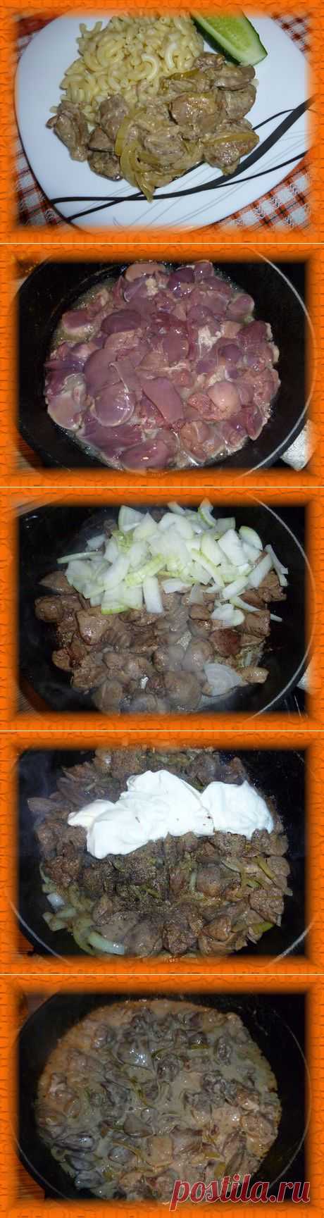 Жареная куриная печень с луком в сметанном соусе