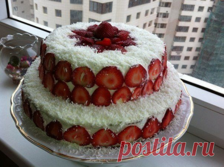 КОРОЛЕВСКИЙ ТОРТ С КЛУБНИКОЙ, БАНАНАМИ И КОКОСОВОЙ СТРУЖКОЙ..