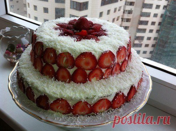 КОРОЛЕВСКИЙ ТОРТ С КЛУБНИКОЙ, БАНАНАМИ И КОКОСОВОЙ СТРУЖКОЙ..