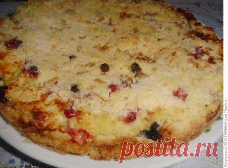 Насыпной пирог с творогом и ягодами