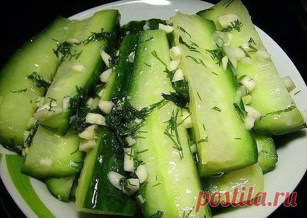 Огурчики на закуску - очень вкусные и готовы через 40 минут!

Ингредиенты:

Огурцы - 1 кг
Укроп - 1 пучок
Чеснок - 1 головка
Уксус 9% - 5-6 ст.л.
Растительное масло
Соль

Приготовление:

Моем огурцы и режем вдоль на 4- 6 частей.
Укроп порезать, чеснок нарезать кубиками (не выдавливать через пресс!).
Все смешать, посолить, добавить уксус и масло.
Через 30-40 минут - готово!
