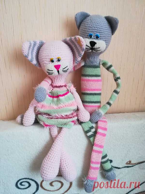 Кот Алекс и кошечка Алиса. Для вязания кота крючком нам понадобится пряжа «Ирис» для носика, фетровая ткань, глазки и клеевой пистолет, чтобы их закрепить. Синтепон или холлофайбер для наполнения игрушки. Размер крючка зависит от толщены пряжи. Вязание должно быть достаточно плотным.