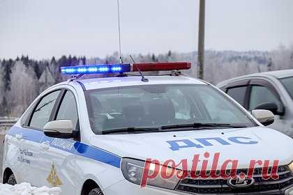 Севшая в угнанную пьяным подростком машину россиянка умерла в больнице. На Урале умерла севшая в угнанную пьяным подростком машину девушка. Она провела в реанимации менее суток. Об инциденте стало известно днем ранее, 7 февраля. В Каменске-Уральском 17-летний местный житель угнал автомобиль Lada, чтобы прокатить подругу, и попал в ДТП: выехал на встречную полосу и столкнулся с «Газелью».