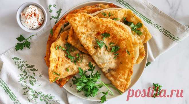 Крымские чебуреки. Крымские чебуреки — сочная, хрустящая и очень вкусная выпечка, которую обязательно стоит попробовать. Это национальное блюдо крымских татар, и на полуострове его готовят и подают повсеместно. Однако ...