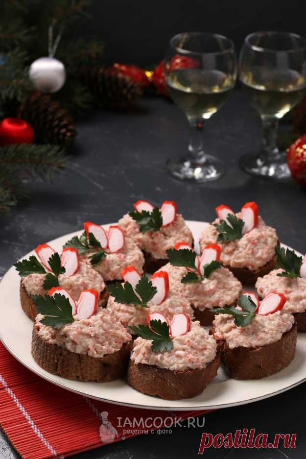 Бутерброды с крабовыми палочками и фасолью — рецепт с фото, шаг за шагом. Необычный вариант бутербродов из крабовых палочек с фасолью - очень сытный и вкусный. #рецепт #рецепты #бутерброды #бутербродики #закуска #закусочка #закуски #еда #новыйгод #новыйгод2019 #новогоднееменю #новогодниезакуски