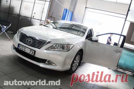 Toyota Camry с новым боковым стеклом для передней двери