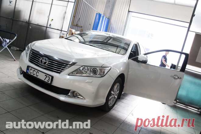 Toyota Camry с новым боковым стеклом для передней двери