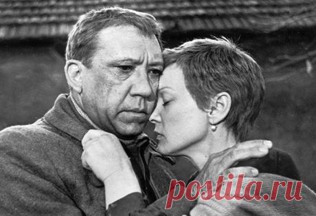 В 1939 году Юрий окончил десять классов, и тогда же был призван в армию, в войска зенитной артиллерии. О своей воинской службе он вспоминал: «Ко мне поначалу некоторые относились с иронией. Больше всего доставалось во время строевой подготовки. Когда я маршировал отдельно, все со смеху покатывались. На моей нескладной фигуре шинель висела нелепо, сапоги армейца смешно болтались на тонких ногах юноши…» 18 декабря родился Юрий Никулин наши фильмы, актеры, клоун, Юрий Никулин, паровоз,…