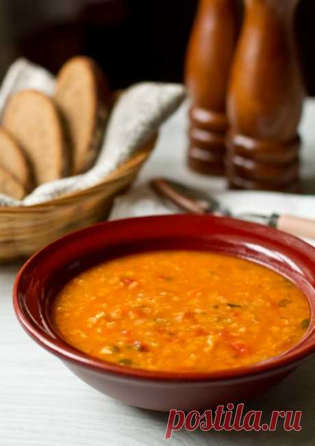Суп из красной чечевицы с тыквой на Вкусном Блоге До начала Великого поста в этом году осталось меньше половины месяца. Поэтому тем, кто планирует поститься, я предлагаю начинать запасаться рецептами уже сейчас. Начнем, пожалуй, с чечевичного супа. Несмотря на то, что в этом супе нет ни мяса, ни птицы, он получается очень вкусным, сытным и насыщенным. Кстати, замороженная кубиками…