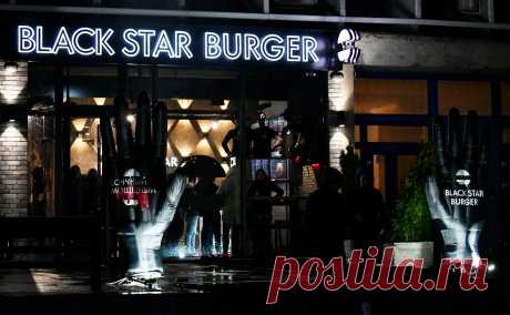 Black Star Burger решила открыть рестораны в Мариуполе и Туркменистане. Рестораны Black Star Burger могут появиться в новых регионах России, в частности, в Херсонской области и Мариуполе, сообщили в компании. Там также намерены развивать торговлю в аэропортах, вокзалах, подземных переходах и парках