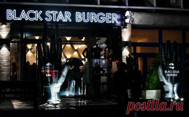 Black Star Burger решила открыть рестораны в Мариуполе и Туркменистане. Рестораны Black Star Burger могут появиться в новых регионах России, в частности, в Херсонской области и Мариуполе, сообщили в компании. Там также намерены развивать торговлю в аэропортах, вокзалах, подземных переходах и парках