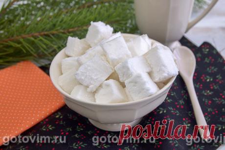 Домашние маршмеллоу. Рецепт с фото Маршмеллоу делают практически из «ничего». В состав сладости входят вода, желатин, ванилин и сахар. Из этого минимума компонентов получаются воздушные конфетки, которые так любят малыши и взрослые. Из маршмеллоу делают мастику для украшения десертов и тортов. Его добавляют в горячий шоколад, какао и кофе. Маршмеллоу начинает таять в горячем напитке, создавая вкусную пенку. Для посыпки готовых конфет используют кукурузный крахмал, кокосову...