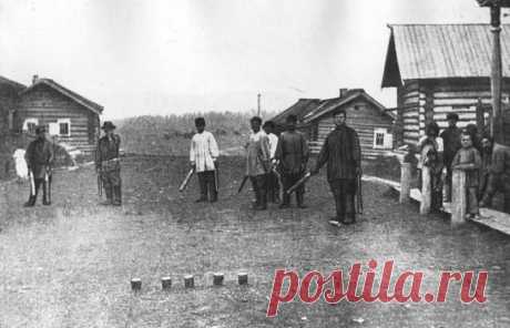 28 фотографий 100-летней давности, на которых запечатлены интереснейшие события из истории России
16. Игра в &quot;городки&quot;