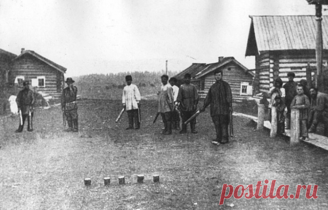 28 фотографий 100-летней давности, на которых запечатлены интереснейшие события из истории России
16. Игра в "городки"