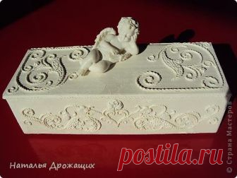 Купюрница Купюрница выполнена в технике пейп арт Татьяны Сорокиной, покрыта белой матовой эмалью.