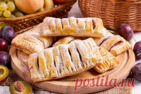 ​Слойки со сливами из готового слоёного теста Ингредиенты:Яйца куриные &mdash; 1 шт.Тесто слоеное &mdash; 500 г&nbsp;Сахар &mdash; 1,5 ст. л.&nbsp;Сахарная пудра &mdash; по вкусу
Сливы (свежие или замороженные) &mdash; 400 г&nbsp;Приготовление:1. Сливы разрезать пополам и извлечь косточки. Каждую половинку нарезать дольками.
2....