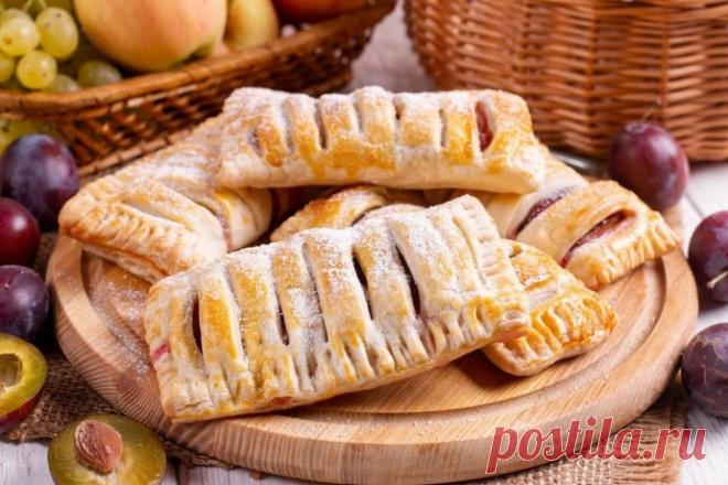 ​Слойки со сливами из готового слоёного теста Ингредиенты:Яйца куриные — 1 шт.Тесто слоеное — 500 г Сахар — 1,5 ст. л. Сахарная пудра — по вкусу
Сливы (свежие или замороженные) — 400 г Приготовление:1. Сливы разрезать пополам и извлечь косточки. Каждую половинку нарезать дольками.
2....