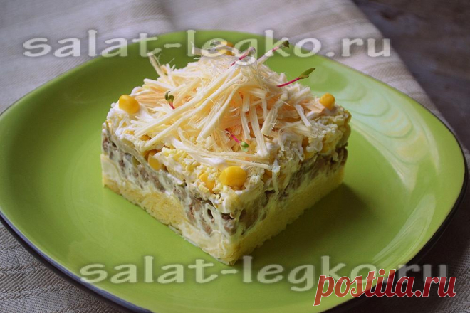 Салат с куриной печенкой и сыром сулугуни: рецепт с фото Рецепт с фото салата с куриной печенкой и сыром сулугуни. Печень для салата запекается в духовке с джемом, отчего блюдо получает немного сладковатый вкус.