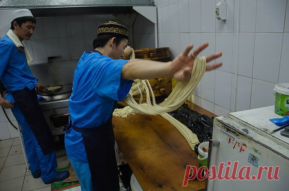 Лагман по уйгурски

Очень заинтересовала меня уйгурская кухня, тем более, что мне довелось побывать на кухне одного из восточных ресторанов. Я хочу рассказать вам, как это делает шеф-повар.
Для начала, нам необходимо сделать лапшу, чузму. 
Для теста нам понадобится:
- мука, пол кило;
- яйцо;
- вода;
- соль.
В муке взбиваем яйцо и добавляем воду, солим. Затем все смешав начинаем месить тесто, постепенно присыпая муку. Откладываем его в холодильник на один час.