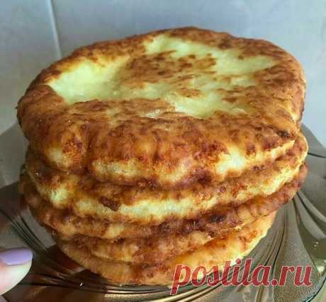 Вкуснейшие сырные лепешки за 15 минут. (Безумно вкусно и экономно).

Ингредиенты:
200 мл кефира
0,5 чл соли
0,5 чл соды
150 гр тертого сыра
1,5-2 ст муки
Все ингредиенты смешать. Тесто разделить на 5-6 частей, раскатать лепешки и обжарить на сковороде с маслом, можно добавить зелень.
15 минут и вкуснейшая закуска готова!
Понравился рецепт?