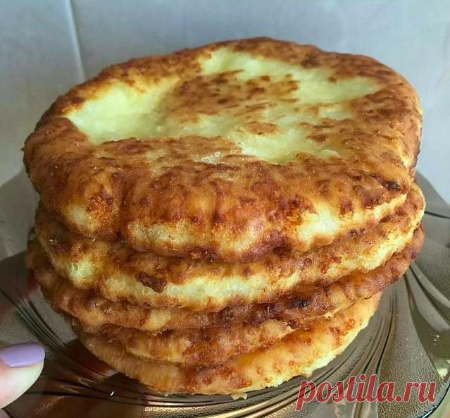 Вкуснейшие сырные лепешки за 15 минут. (Безумно вкусно и экономно).

Ингредиенты:
200 мл кефира
0,5 чл соли
0,5 чл соды
150 гр тертого сыра
1,5-2 ст муки
Все ингредиенты смешать. Тесто разделить на 5-6 частей, раскатать лепешки и обжарить на сковороде с маслом, можно добавить зелень.
15 минут и вкуснейшая закуска готова!
Понравился рецепт?