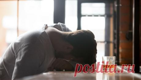 Мужчина устроил дебош в мурманском баре, пытаясь подраться с охранниками. В Мурманске мужчина устроил дебош в баре и отказался уходить, сообщили в пресс-службе управления Росгвардии по области. Инцидент произошел в баре на проспекте Ленина в Октябрьском районе города. Сотрудники нажали тревожную кнопку и ...