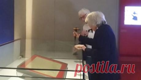 Пенсионерки пытались разбить витрину с Великой хартией вольностей в Британской библиотеке. В Лондоне пожилые активистки требовали прекращения добычи нефти, пытаясь разбить витрину с Великой хартией вольностей в Британской библиотеке. Об этом пишет Metro. Накануне 82-летняя Сью Парфитт и 85-летняя Джуди Брюс пришли в библиотеку ...