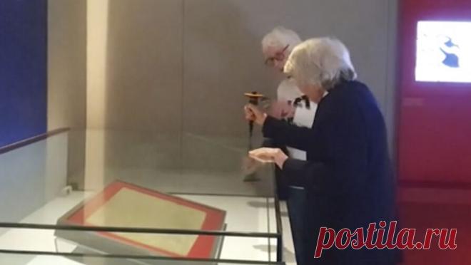 Пенсионерки пытались разбить витрину с Великой хартией вольностей в Британской библиотеке. В Лондоне пожилые активистки требовали прекращения добычи нефти, пытаясь разбить витрину с Великой хартией вольностей в Британской библиотеке. Об этом пишет Metro. Накануне 82-летняя Сью Парфитт и 85-летняя Джуди Брюс пришли в библиотеку ...