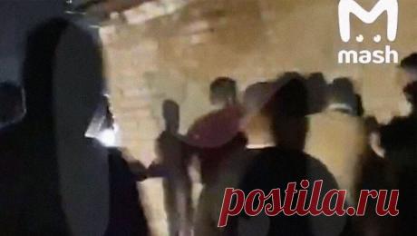 Массовая драка местных жителей с мигрантами под Иваново попала на видео. Под Иваново произошла массовая драка между работающими на обувной фабрике мигрантами и местными жителями. Об этом сообщает Telegram-канал Mash. По информации Telegram-канала, инцидент произошел в Приволжске. Сотрудники обувной фабрики ...