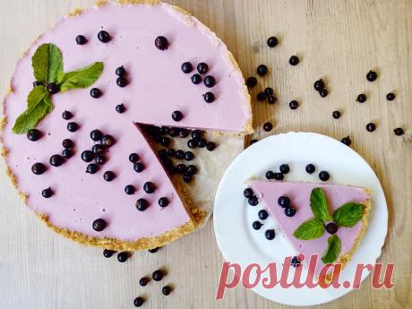 Предлагаем попробовать приготовить черносмородиновый тарт – десерт без выпечки на основе йогурта и желатина. Приятного аппетита!