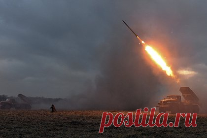 Момент падения украинской ракеты в приграничном регионе России попал на видео. Момент падения украинской ракеты на пилораму в Брянской области сняли на видео. На замедленной сьемке видно, как ракета падает под большим углом на землю. После столкновения с землей снаряд детонирует, и в месте попадания в небо поднимает густое облако черного дыма. Обошлось без пострадавших.