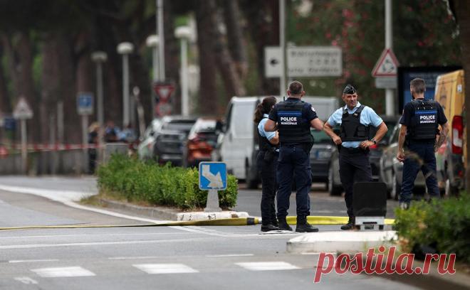 Возле синагоги на юге Франции произошел взрыв. Около синагоги на юге Франции произошел взрыв, пострадал полицейский, пишет France 24. Источник издания сообщил, что подозреваемый махал флагом Палестины. Власти сочли произошедшее терактом
