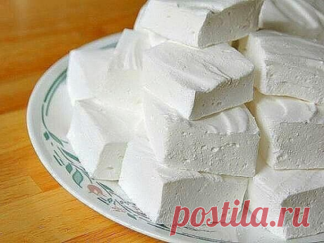 ДОМАШНИЙ ЗЕФИР.

Низкокалорийный десерт, который содержит всего 80 ккал на 100 гр, легко приготовить самостоятельно. Кроме того что такая сладость не навредит фигуре, она еще и безумно вкусная!

Какие продукты понадобятся:
- кефир - 1 л;
- сметана нежирная - 3/4 стакана;
- сахар - 1 стакан;
- желатин - 2 ст. л;
- вода - 2 стакана;
- ванильный сахар - 1/2 пакетика.

Способ приготовления:
1) Желатин замочить в теплой воде на 30-40 минут, затем на медленном огне, непрерывно р...