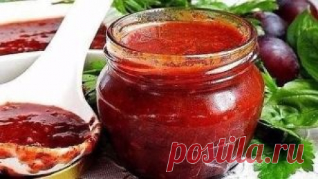 АДЖИКА ИЗ СЛИВЫ Ароматная, пряно-острая,со сладко-соленым вкусом и фруктовой ноткой аджика отлично подходит к мясным блюдам и птице, хорошо сочетается с рисом и макаронами. Ингредиенты: 2 кг сливы 200 г чеснока (5-6 головок среднего размера) 2-3 стручка горького перца (по вкусу) 1 кг сладкого перца (желательно красного цвета) по большому пучку зелени укропа, петрушки, фиолетового и зеленого базилика и листьев тархуна (эстрагона) 2 ст. ложки томатной пасты 2-2,5 ст.ложки со...