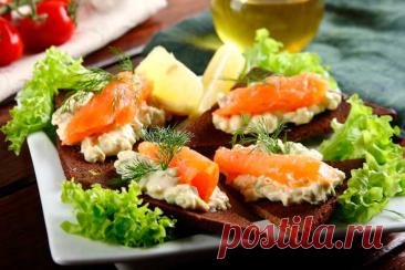 Бутерброды с авокадо и лососем Ингредиенты:Ржаной хлеб – 1 штСлабосоленый лосось – 150 грАвокадо – 1 штМайонез – 40 грЛимон – 1 штСливочное масло – 50 грЗелень – для украшенияЛистья салата – для украшения Приготовление: Авокадо помыть, разрезать, удалить косточку и извлечь мякоть. Вилкой размять мякоть авокадо,...