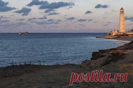 В Крыму заявили о намерении наказать организаторов водной блокады полуострова. Глава комитета по законодательству крымского парламента, зампред рабочей группы по оценке последствий блокады Сергей Трофимов заявил о намерении наказать организаторов водной блокады полуострова. «От своих планов мы не отказываемся. Организаторы блокад Крыма, в том числе водной, уверен, понесут заслуженное наказание».