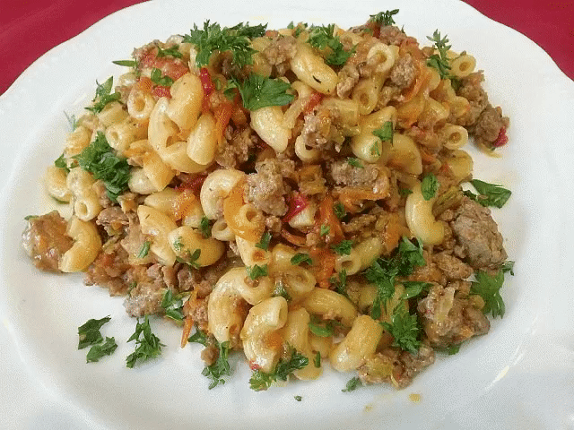 Жареные макароны с мясом и овощами
Тот кто жарил сухие макароны (не вареные) знают, что это вкусно, совершенно другой вкус приобретают макароны. Жареные макароны с мясом, тушеные в овощном соусе. Макароны пропитываются соусом и овощным ароматом, вообще не слипаются. Быстро и вкусно и ничего варить не надо.
Надо взять:
• лук - 2 шт
• морковь - 1 шт
• помидоры - 2 шт
• фарш - 350 гр
• макароны - 300 гр
• специи - по вкусу 
• перец болгарский - 2 шт
• зелень - по вкусу 
• соль - по вкусу
Пригот