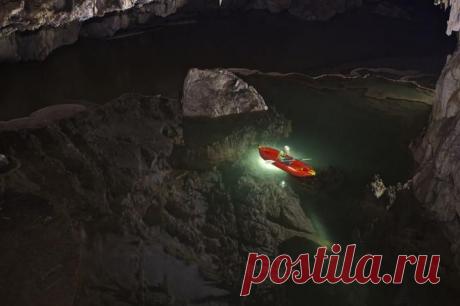 15 самых красивых пещер мира!Река Нам Ланг в Северном Таиланде протекает через величественную пещеру, наполненную огромными сталактитами и сталагмитами и заселенную многими тысячами океанских белопоясных стрижей.