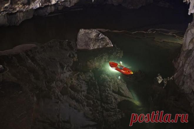 15 самых красивых пещер мира!Река Нам Ланг в Северном Таиланде протекает через величественную пещеру, наполненную огромными сталактитами и сталагмитами и заселенную многими тысячами океанских белопоясных стрижей.