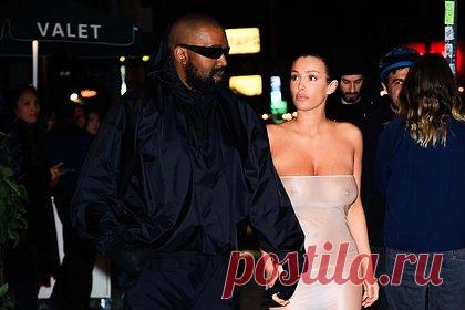 Бьянку Цензори в наряде без нижнего белья заметили на свидании с Канье Уэстом. Папарацци заметили дизайнера Бьянку Цензори в откровенном наряде на свидании с мужем, рэпером Канье Уэстом. Возлюбленные направлялись в итальянский ресторан Bacari в Лос-Анджелесе. Так, супруга артиста выбрала прозрачное облегающее платье, красные капроновые гольфы и розовые открытые босоножки.