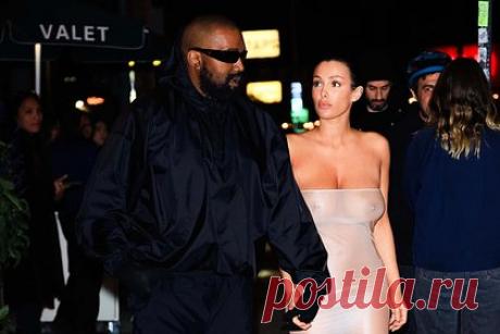 Бьянку Цензори в наряде без нижнего белья заметили на свидании с Канье Уэстом. Папарацци заметили дизайнера Бьянку Цензори в откровенном наряде на свидании с мужем, рэпером Канье Уэстом. Возлюбленные направлялись в итальянский ресторан Bacari в Лос-Анджелесе. Так, супруга артиста выбрала прозрачное облегающее платье, красные капроновые гольфы и розовые открытые босоножки.
