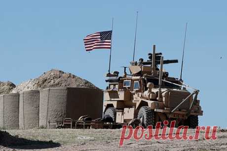 Базу США в Сирии обстреляли. База США на месторождении газа «Конико» в провинции Дейр-эз-Зор на востоке Сирии подверглась ракетному обстрелу. По словам источника, ракеты были запущены из окрестностей города Дейр-эз-Зор. Всего было сделано четыре залпа. «Столб дыма поднимается с южной стороны месторождения», — рассказал он.